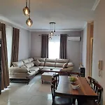 Arlis House Apartment