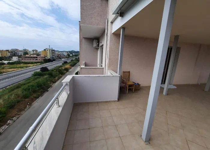 Arlis House Apartment *